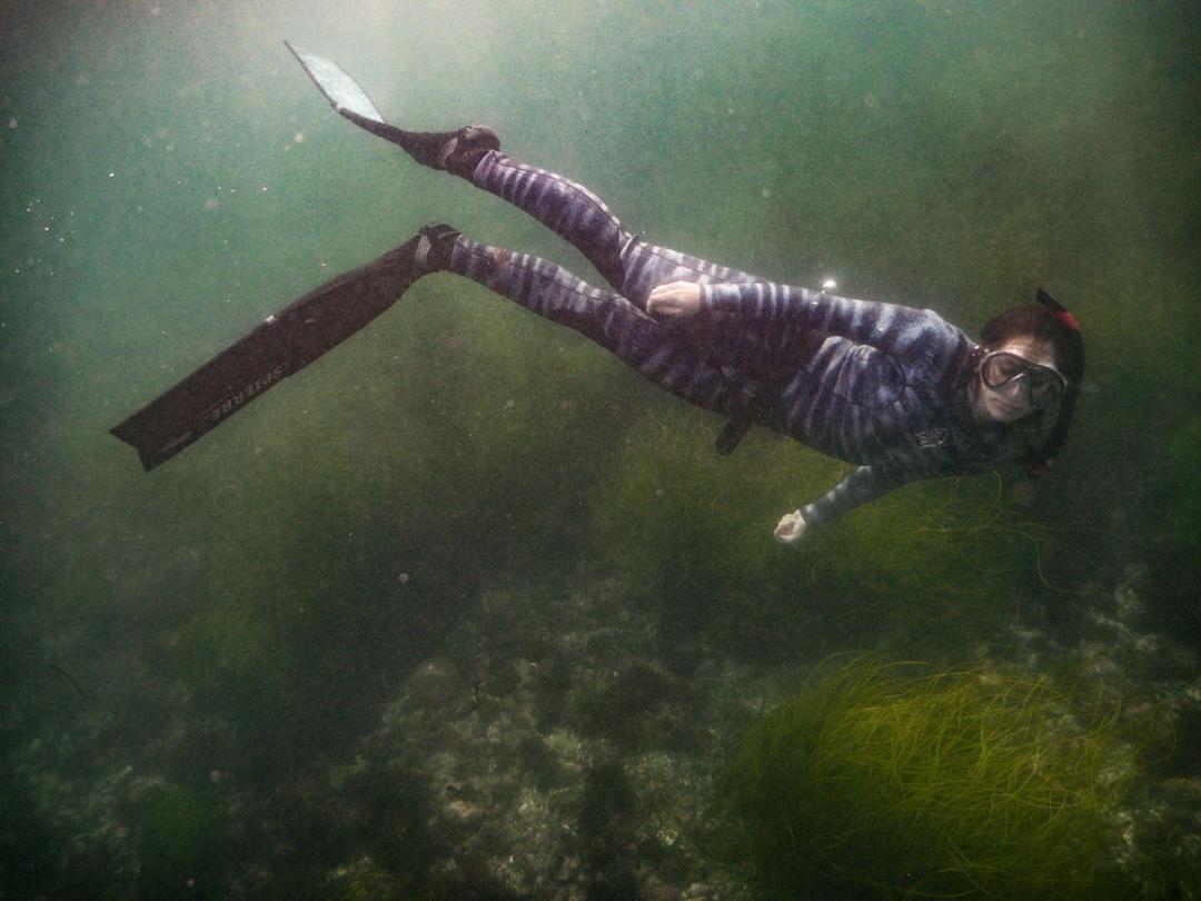 Zoey Vagner underwater free diving