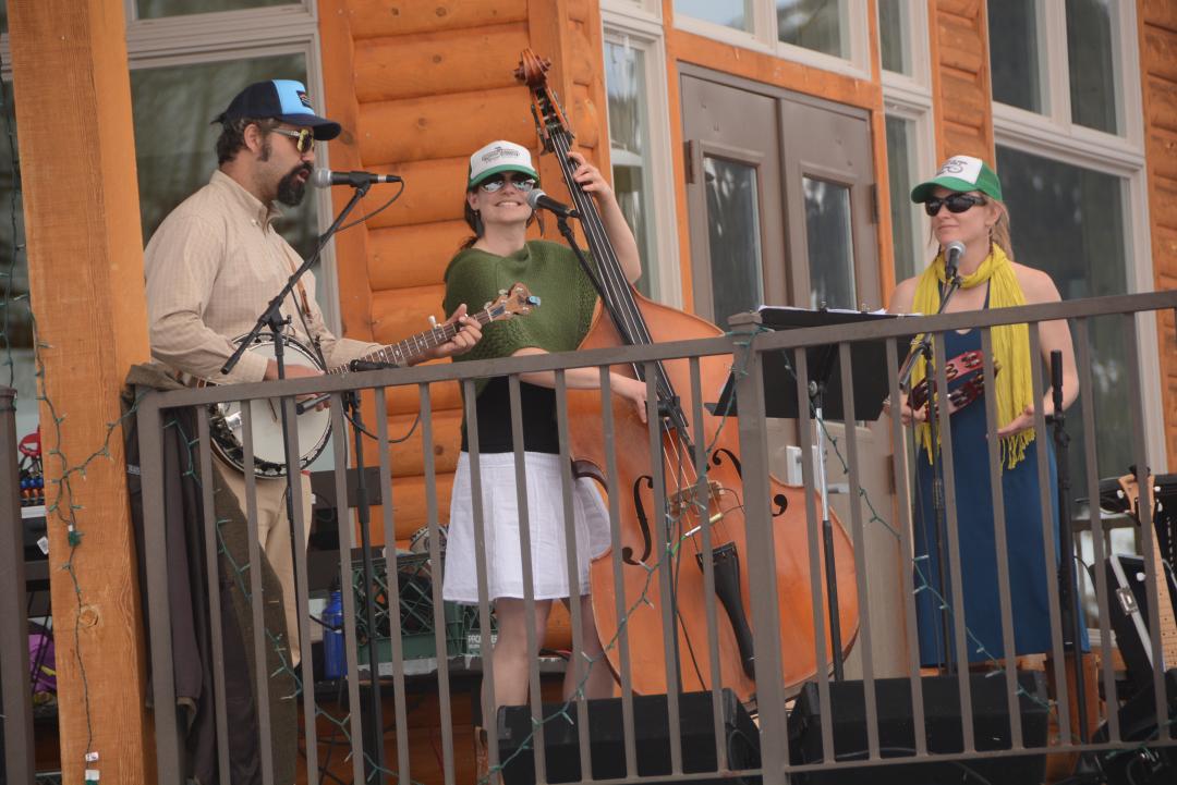 Jeff Hazboun playing the banjo in a band.