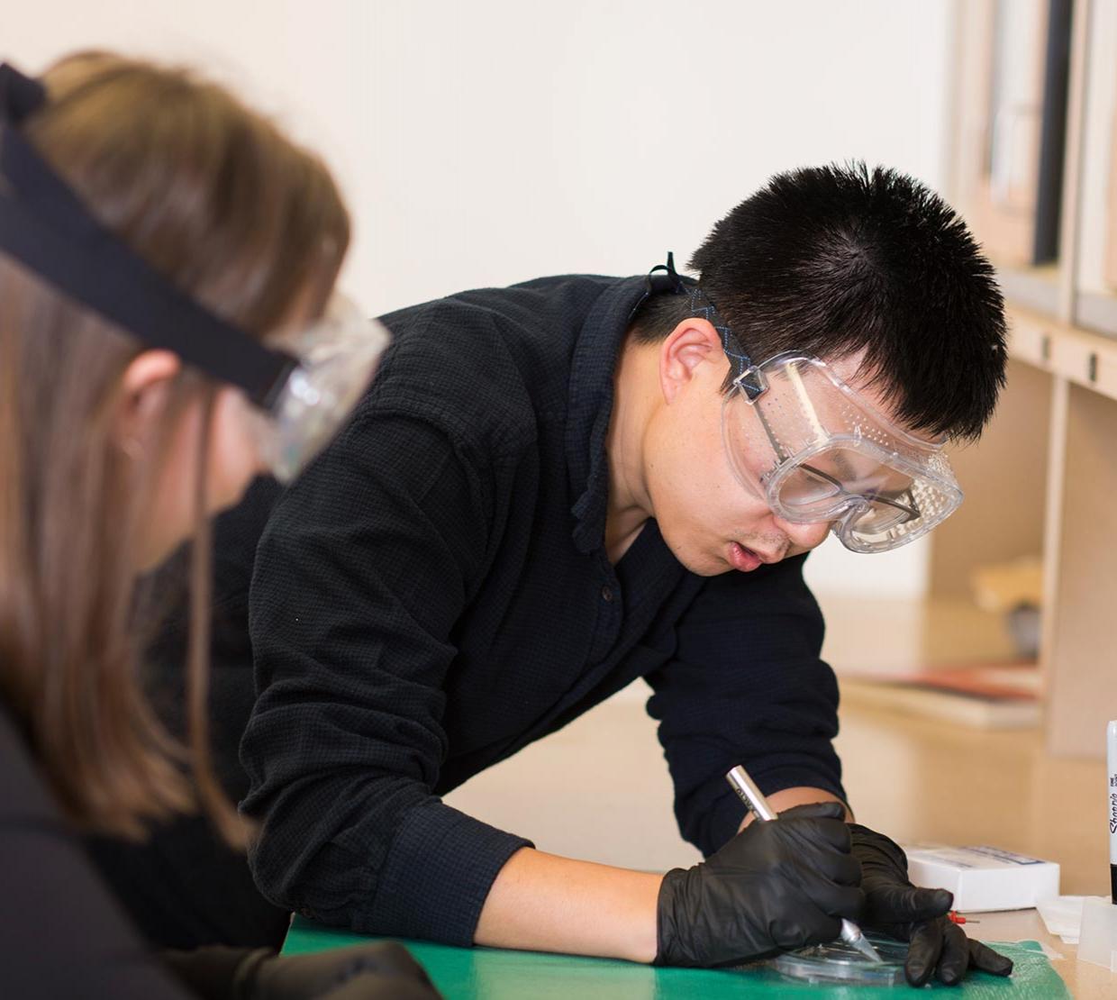 Bo Sun working in physics lab with student