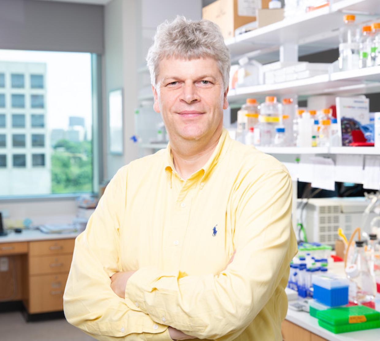 Danuser smiles in a headshot in a lab. 