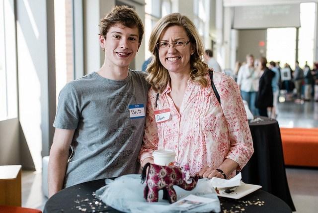 student with mother in the Learning and Innovation Center
