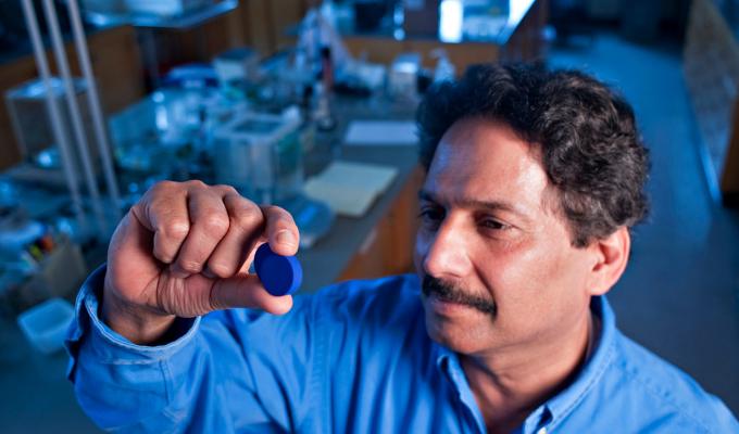 Dr. Mas Subramanian analyzing blue pigment in chemistry lab