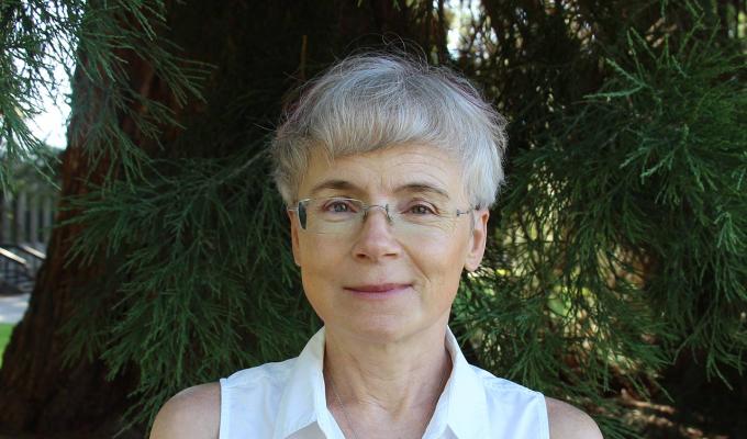 Malgo Peszynska standing in front of tree