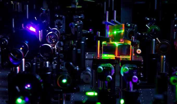 Lazers shine in mirrors.