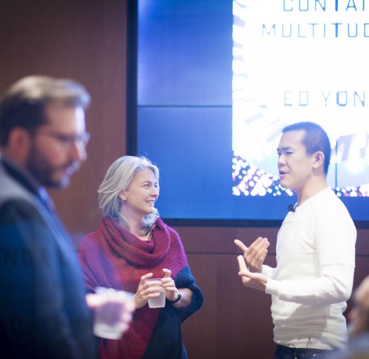 Ed Yong chatting with Rebecca Vega-Thurber