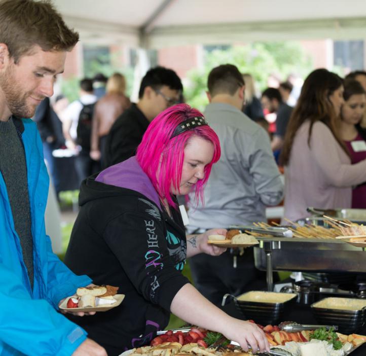 students grabbing food