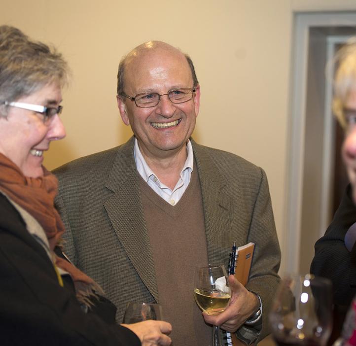 Enrique Thomann talking with faculty