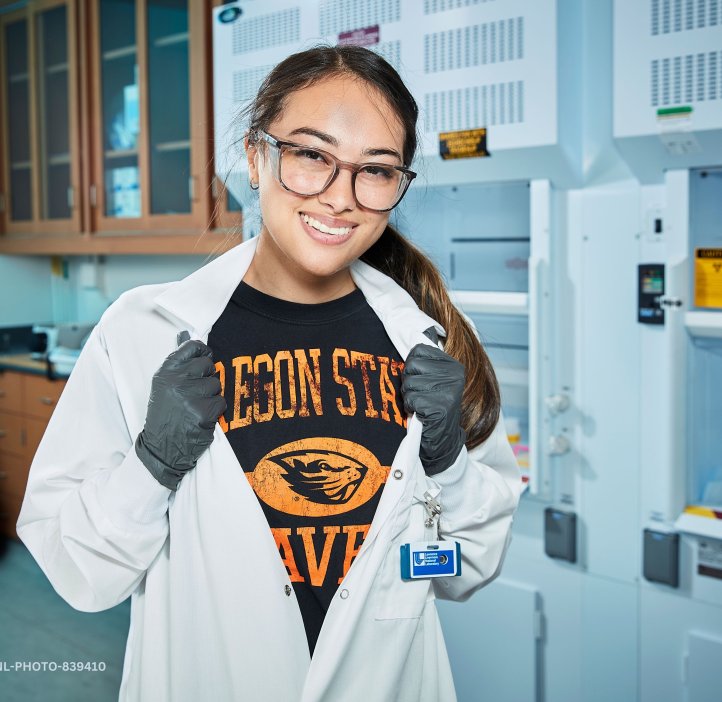 Jenna Bustos showing off her Oregon State shirt while in the lab.