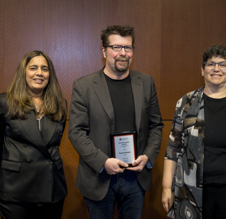 Vrushali Bokil and Eleanor Feingold present an award to Xavier Siemens.