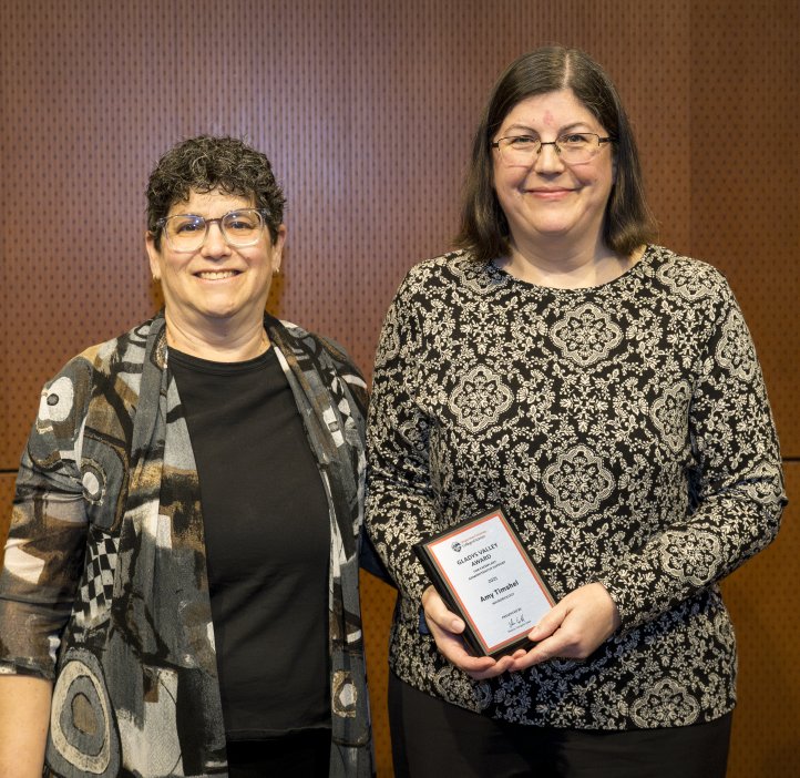 Eleanor Feingold presents an award to Amy Timshel.