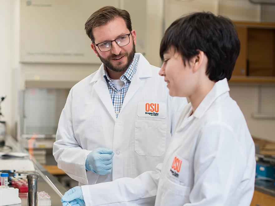 Thomas Sharpton with student in lab