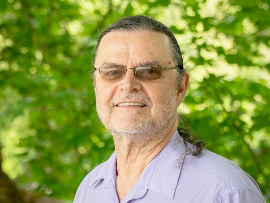 Portrait photo of Dennis Bennett.